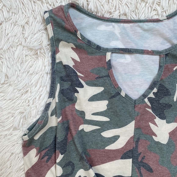 Boutique Twist Hem Camo Tank Top 💗 Olive Cream & Gray - Picture 5 of 10